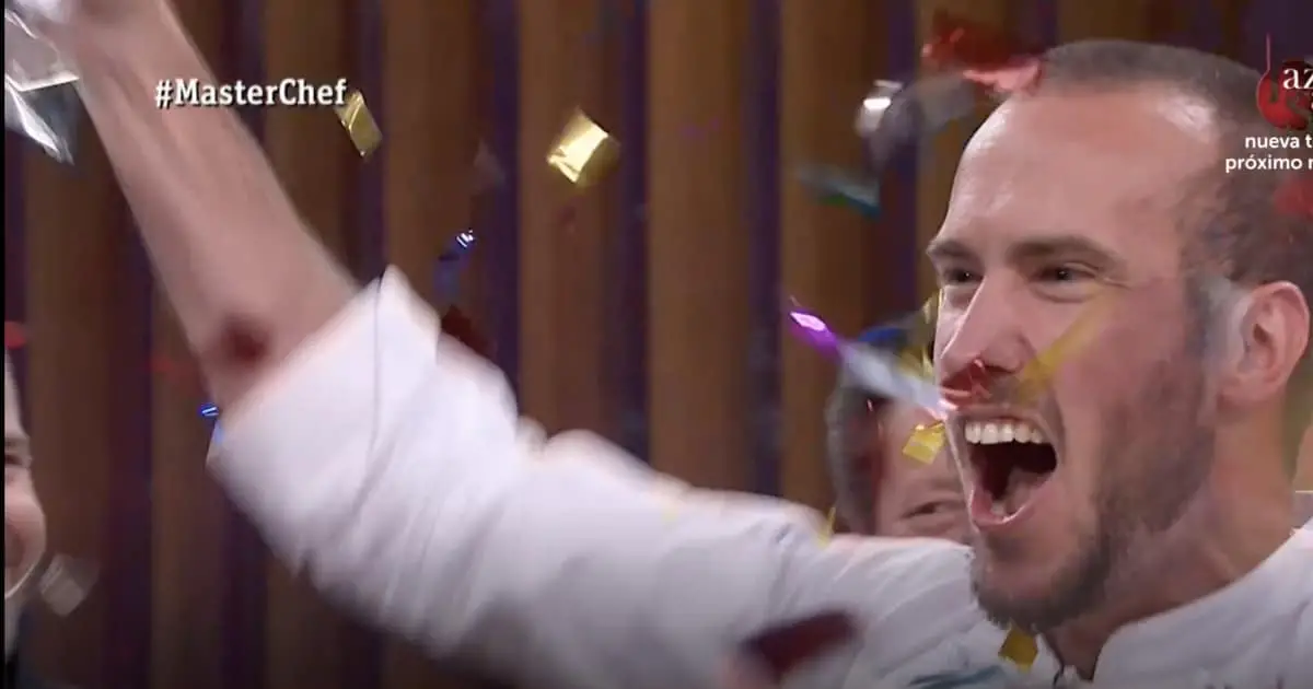 Arnau celebra su victoria en el talent de cocina de TVE