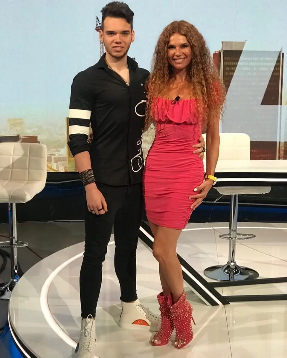 Angie Cárdenas junto a Hans, su hijo