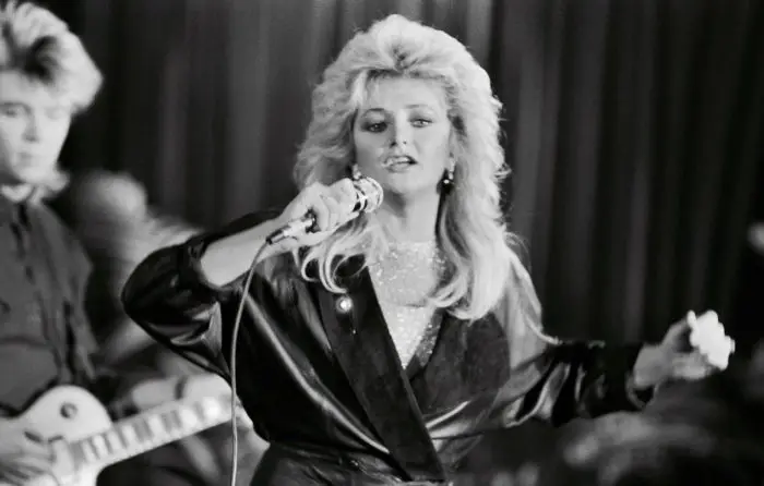 'Holding Out For A Hero', de Bonnie Tyler: letra (en español), historia y video