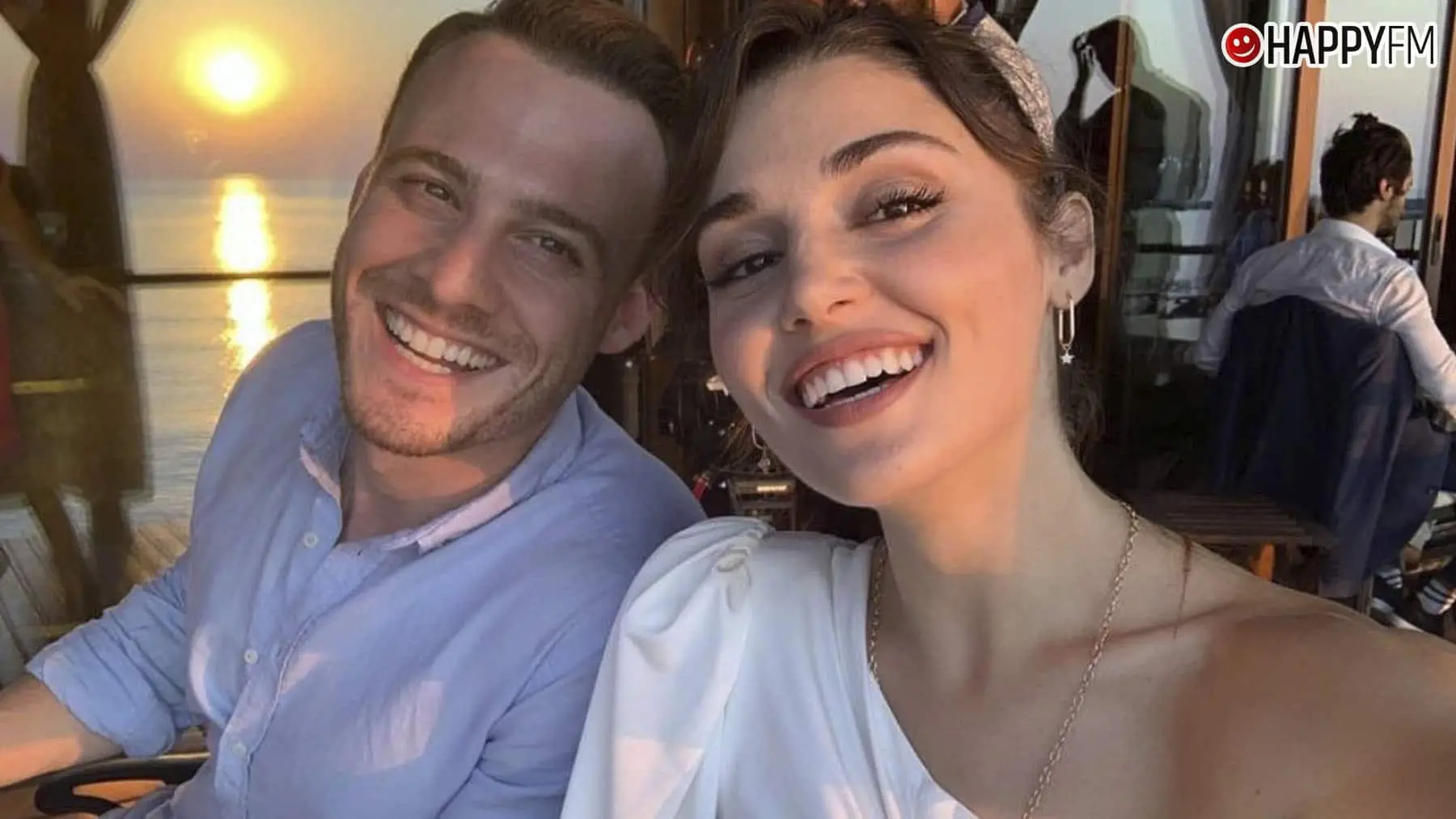 Kerem Bürsin publica imágenes inéditas de su relación con Hande Erçel