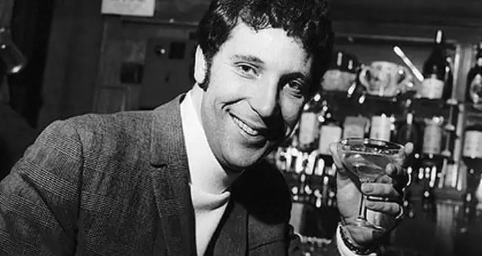 ‘Sexbomb’, de Tom Jones: letra (en español), historia y vídeo 1