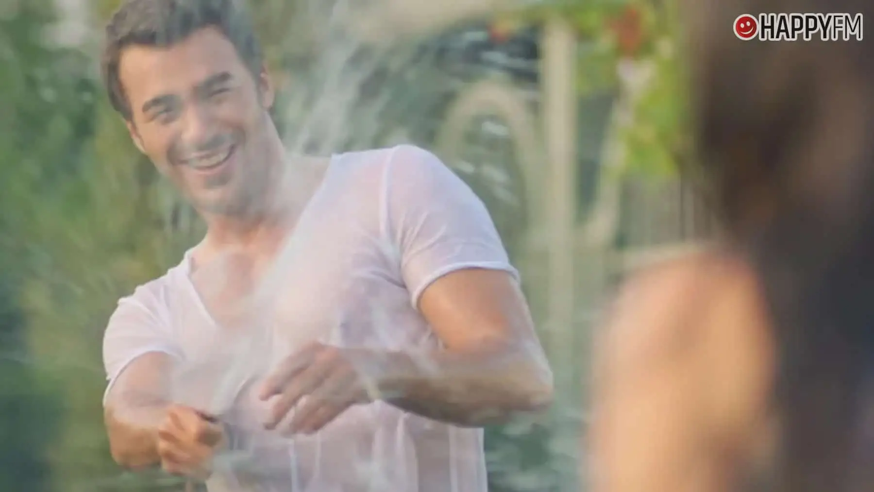 ‘Con olor a fresas’, capítulo 23: Burak y Asli, a pesar de los esfuerzos, no pueden disfrutar de una felicidad completa