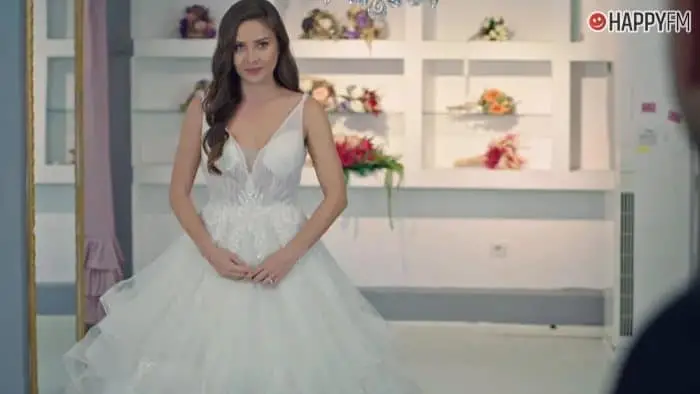 ‘Querida madre’, capítulo 174: Nazli se prueba vestidos de novia