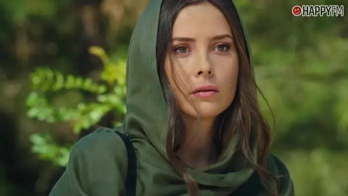 ‘Querida madre’, capítulo 180: Nazli encuentra a Zeynep frente a la lápida de su madre