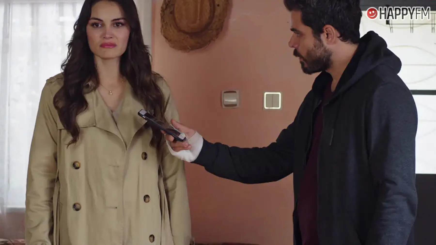 ‘Querida madre’, capítulo 214: Levent secuestra a Ela y la amenaza con hacer daño a Furkan