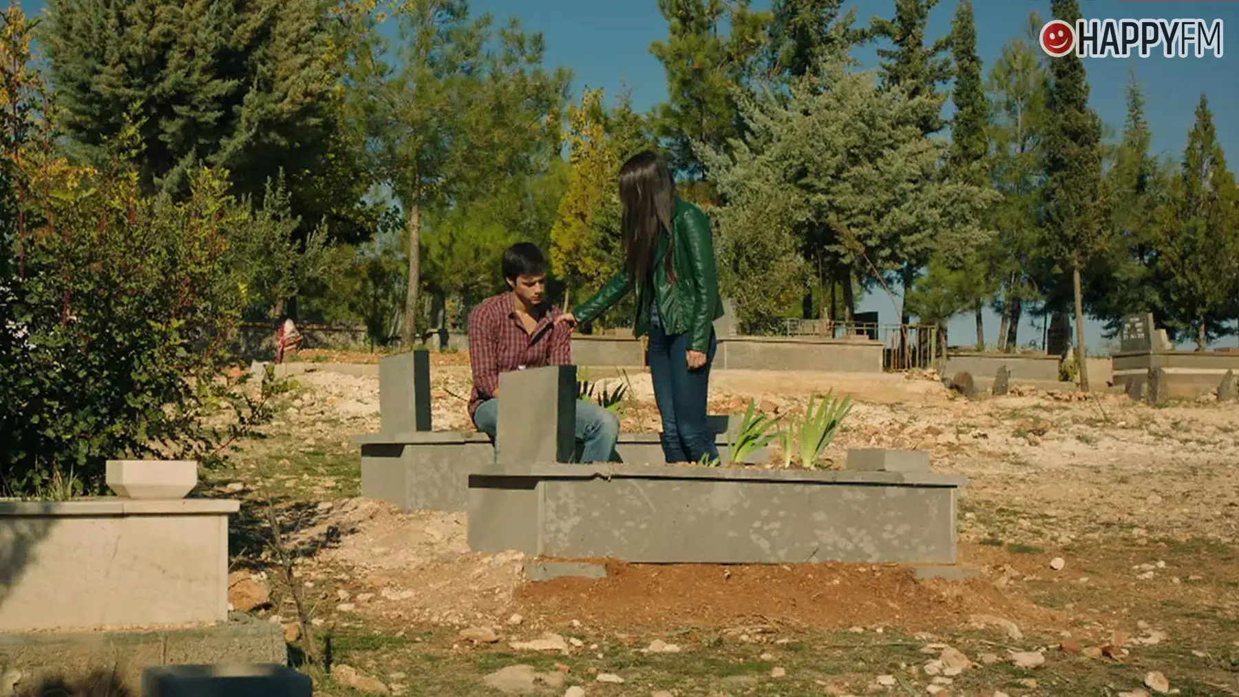 ‘Karagül: Tierra de secretos’, capítulo 257: Baran y Ada se sinceran frente a la tumba de su padre