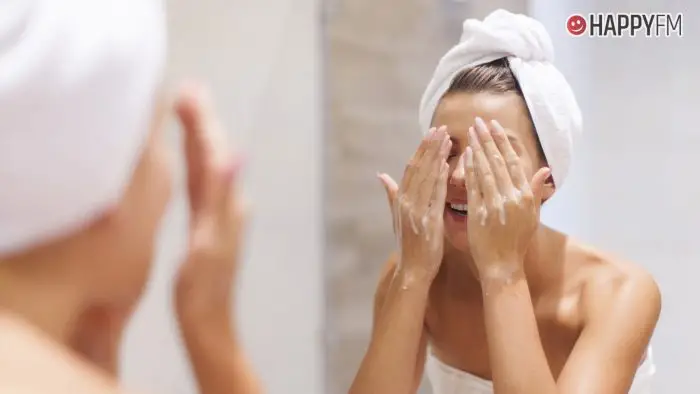 Rutina del cavernícola: la peligrosa moda de no lavarse la cara que se ha hecho viral