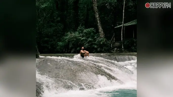 ‘Buenos Días’, de Eladio Carrión: letra y vídeo