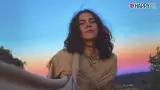 Devah alza la voz contra la oscuridad emocional de su generación